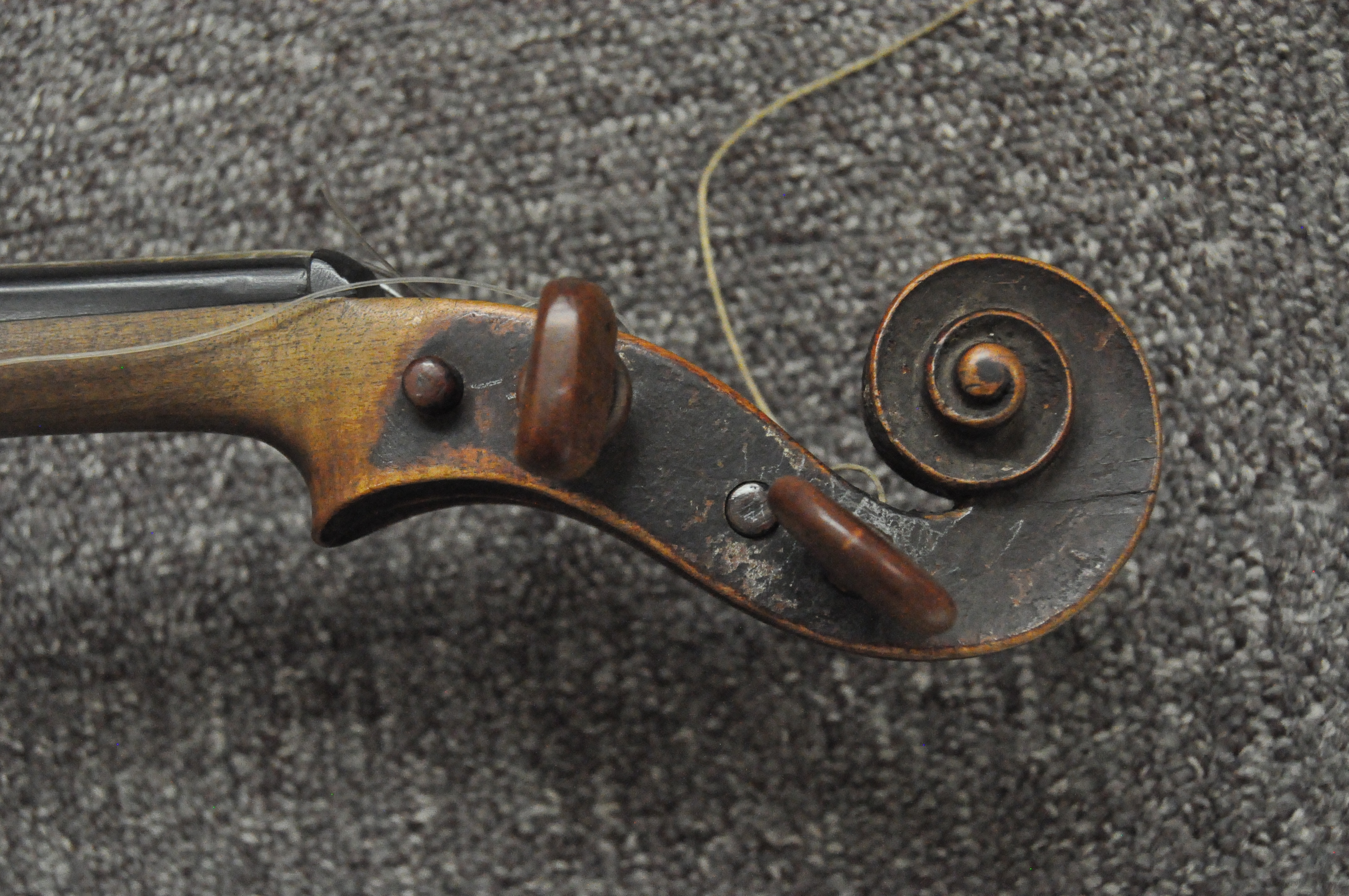An early 20th century violin, with bow, - Image 15 of 16