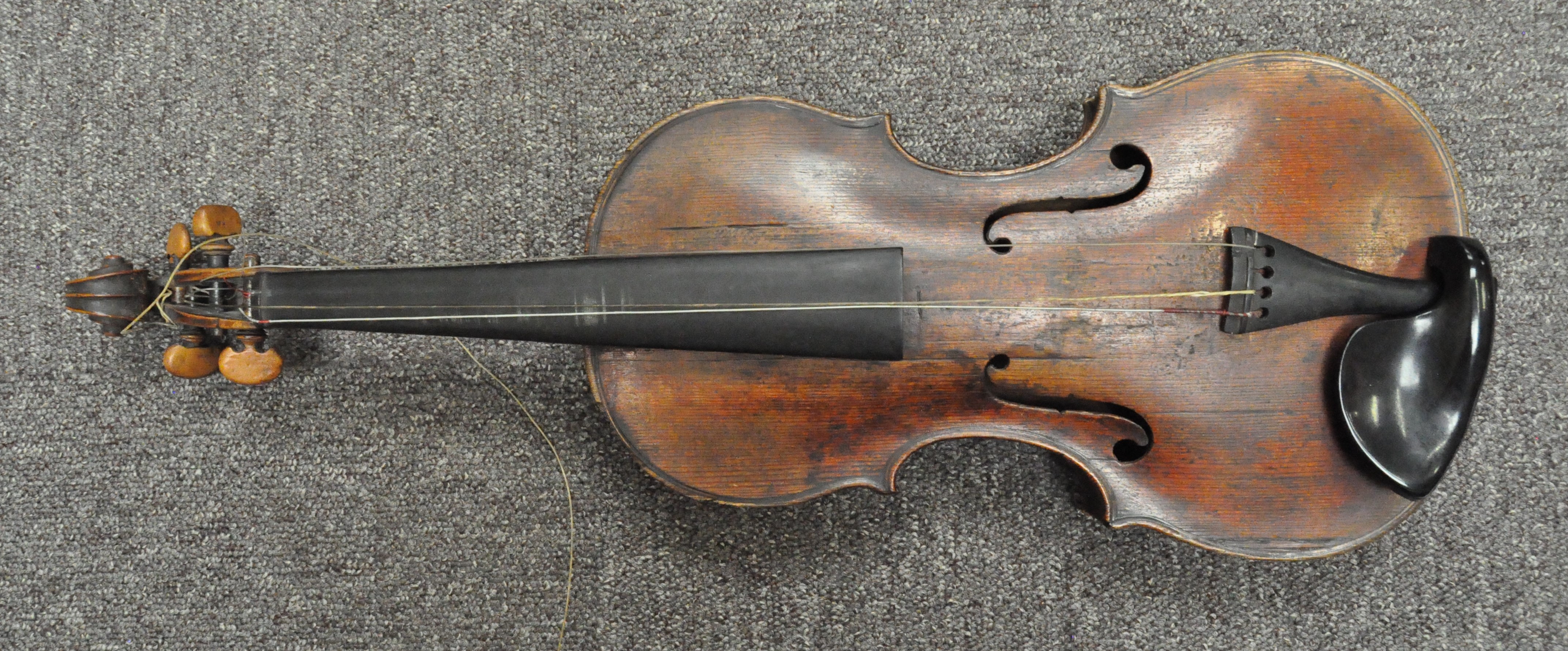 An early 20th century violin, with bow, - Image 12 of 16