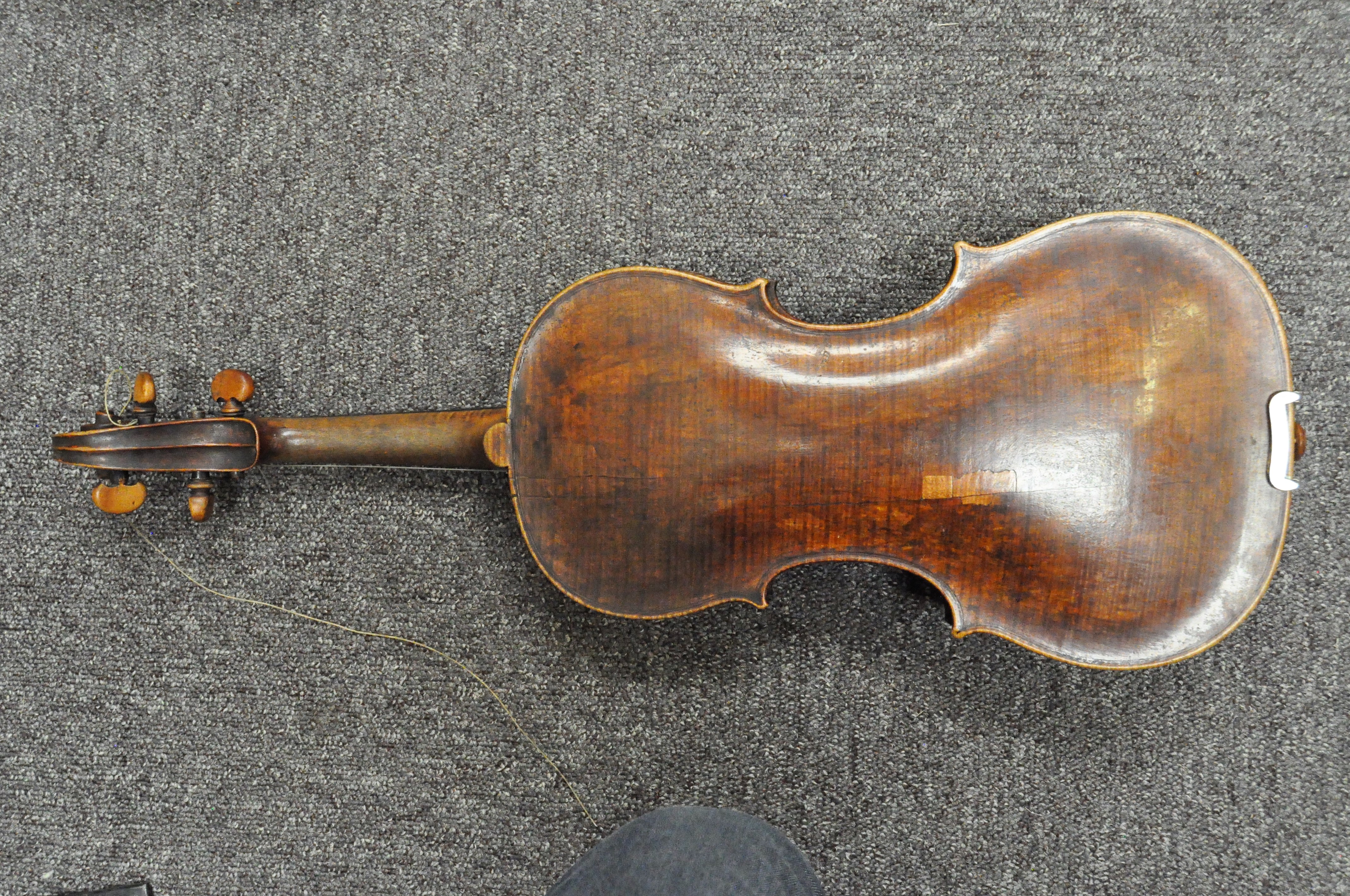 An early 20th century violin, with bow, - Image 11 of 16