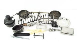 A selection of 19th & 20th Century silver plate and metalware, including an EPNS toast rack,