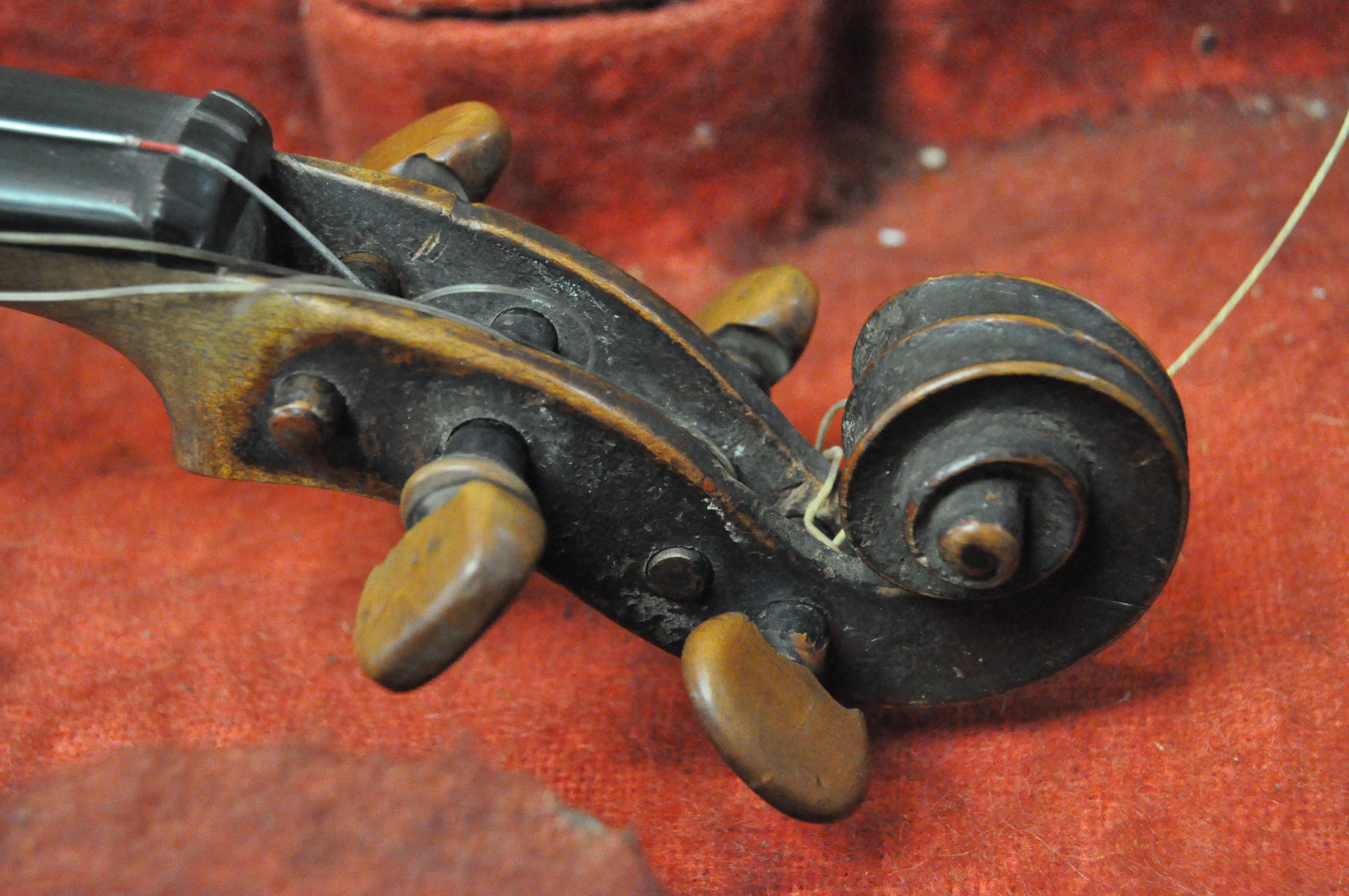 An early 20th century violin, with bow, - Image 4 of 16