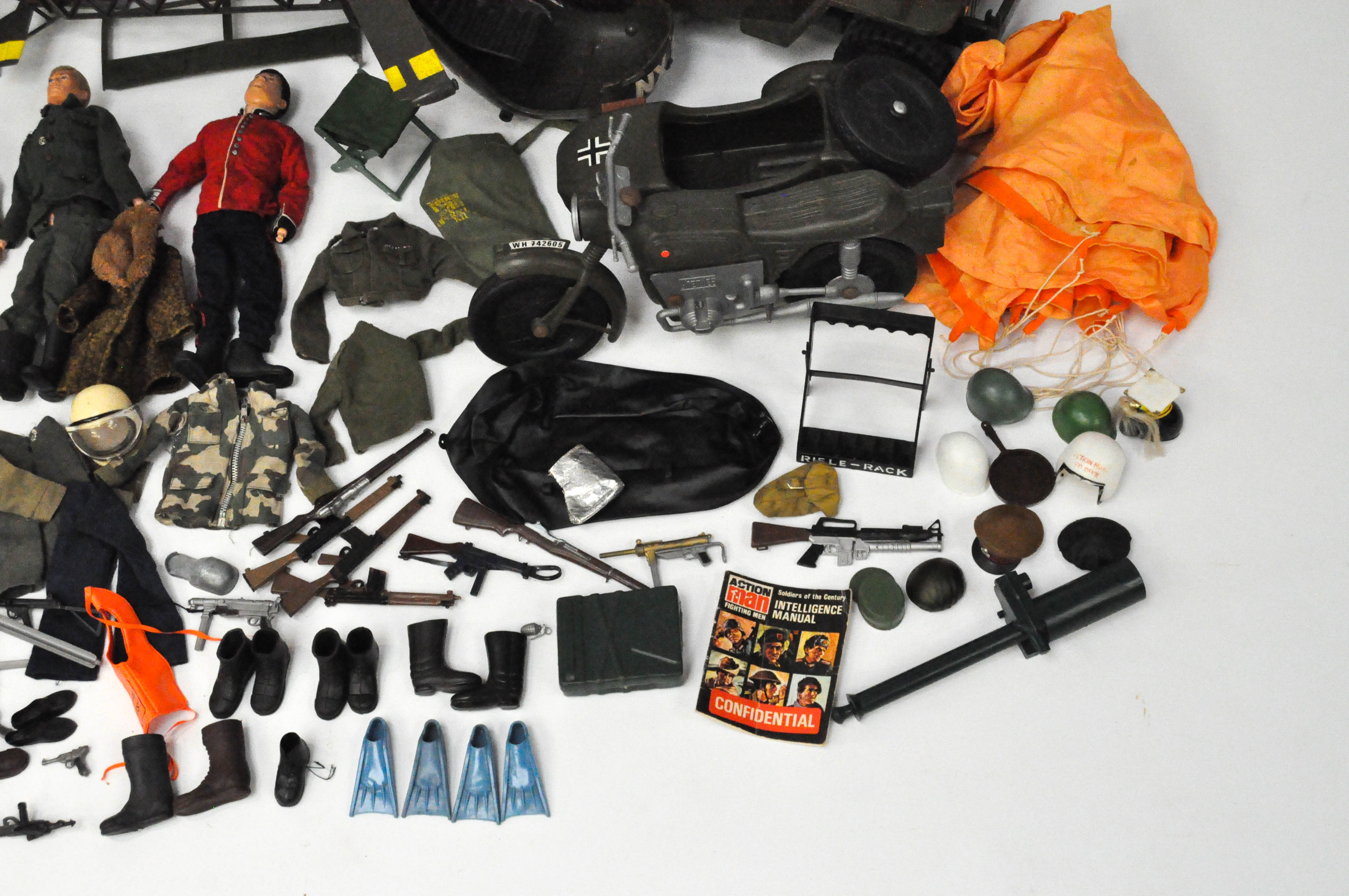 A collection of Action Man toys and accessories, including three figures, a Jeep with trailer, - Image 6 of 7