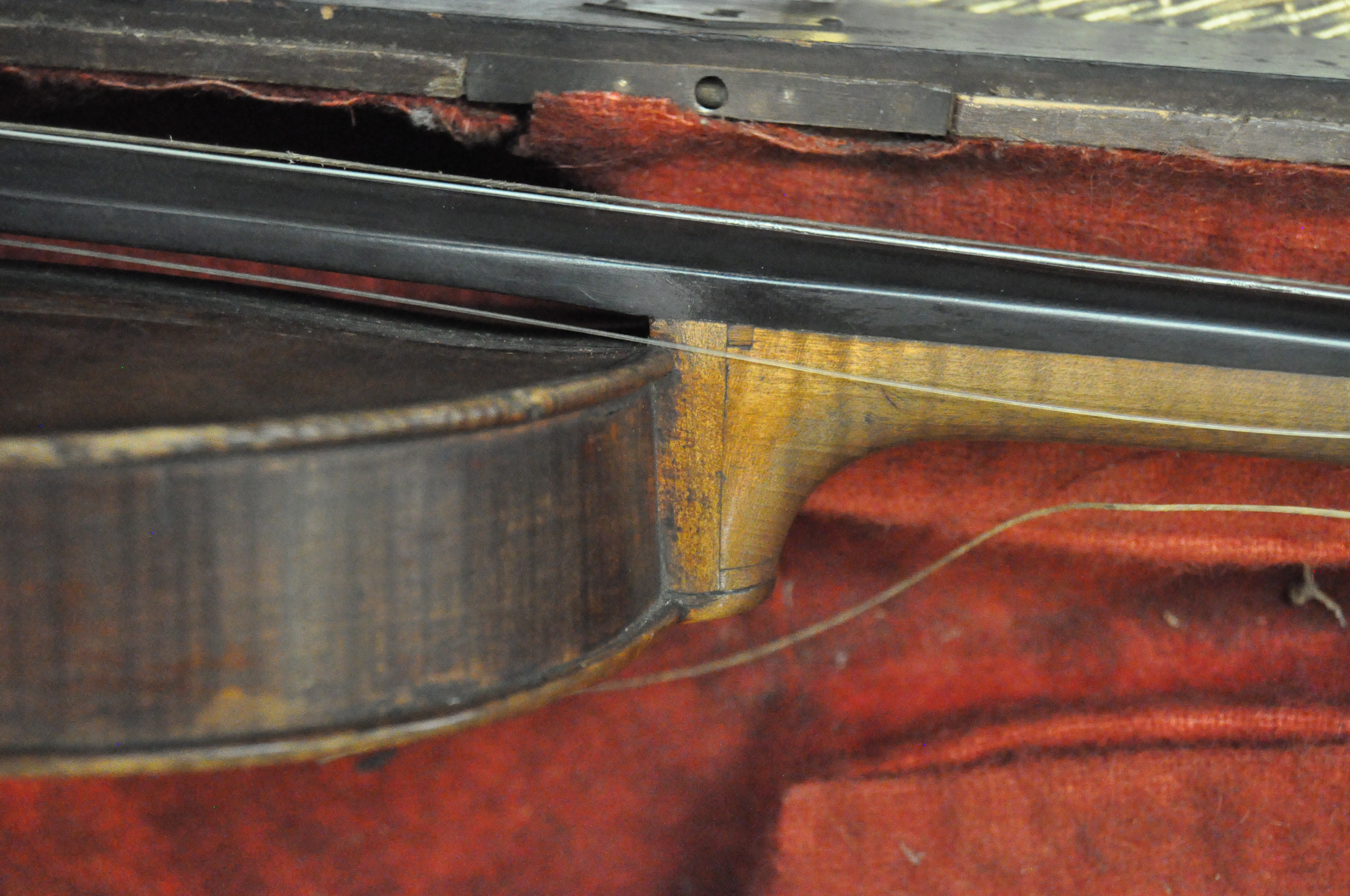 An early 20th century violin, with bow, - Image 8 of 16