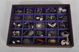 A tray of vintage silver and white metal jewellery,