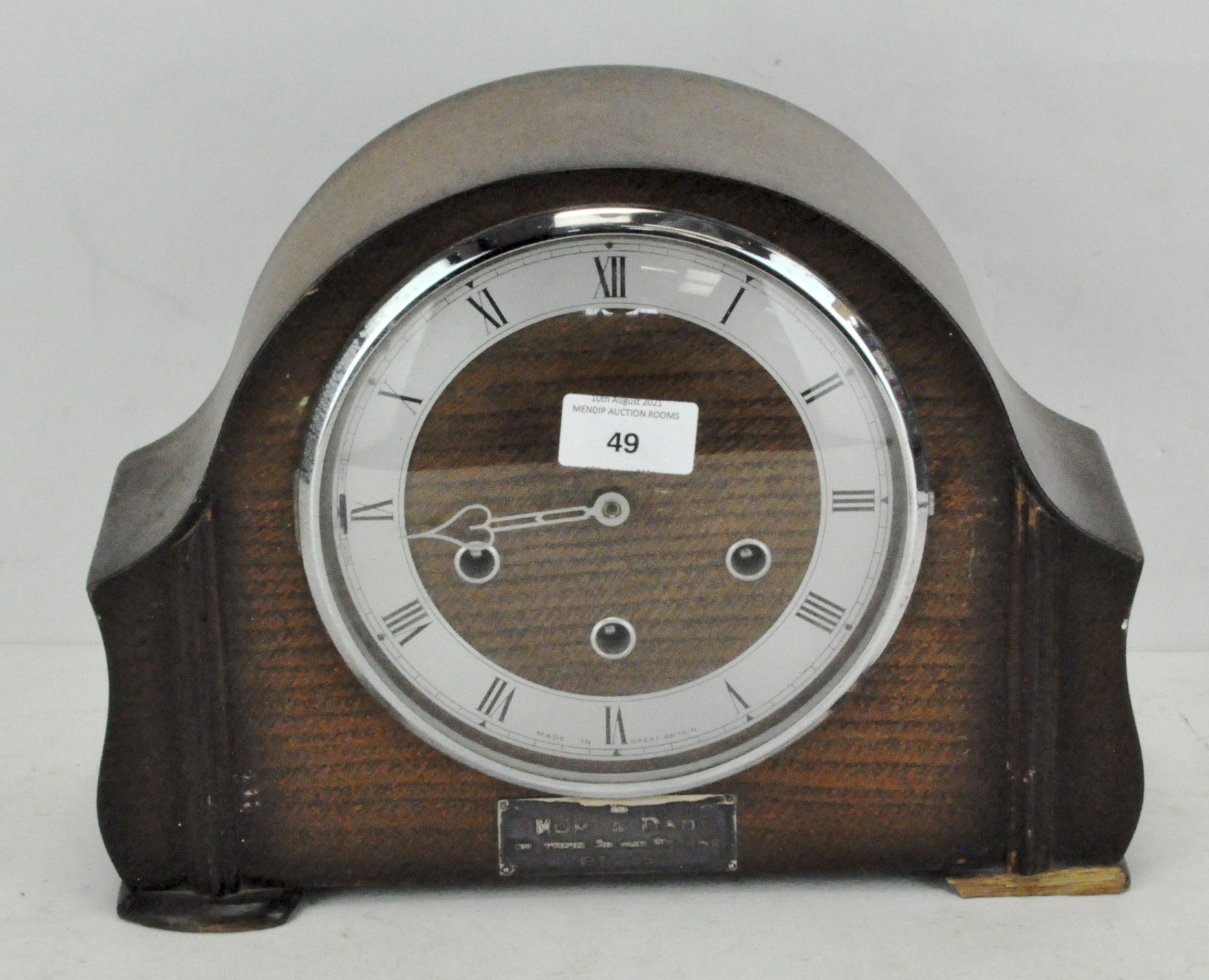 A 20th century oak mantel clock, with silvered chapter ring, Roman numerals and a Smiths movement,