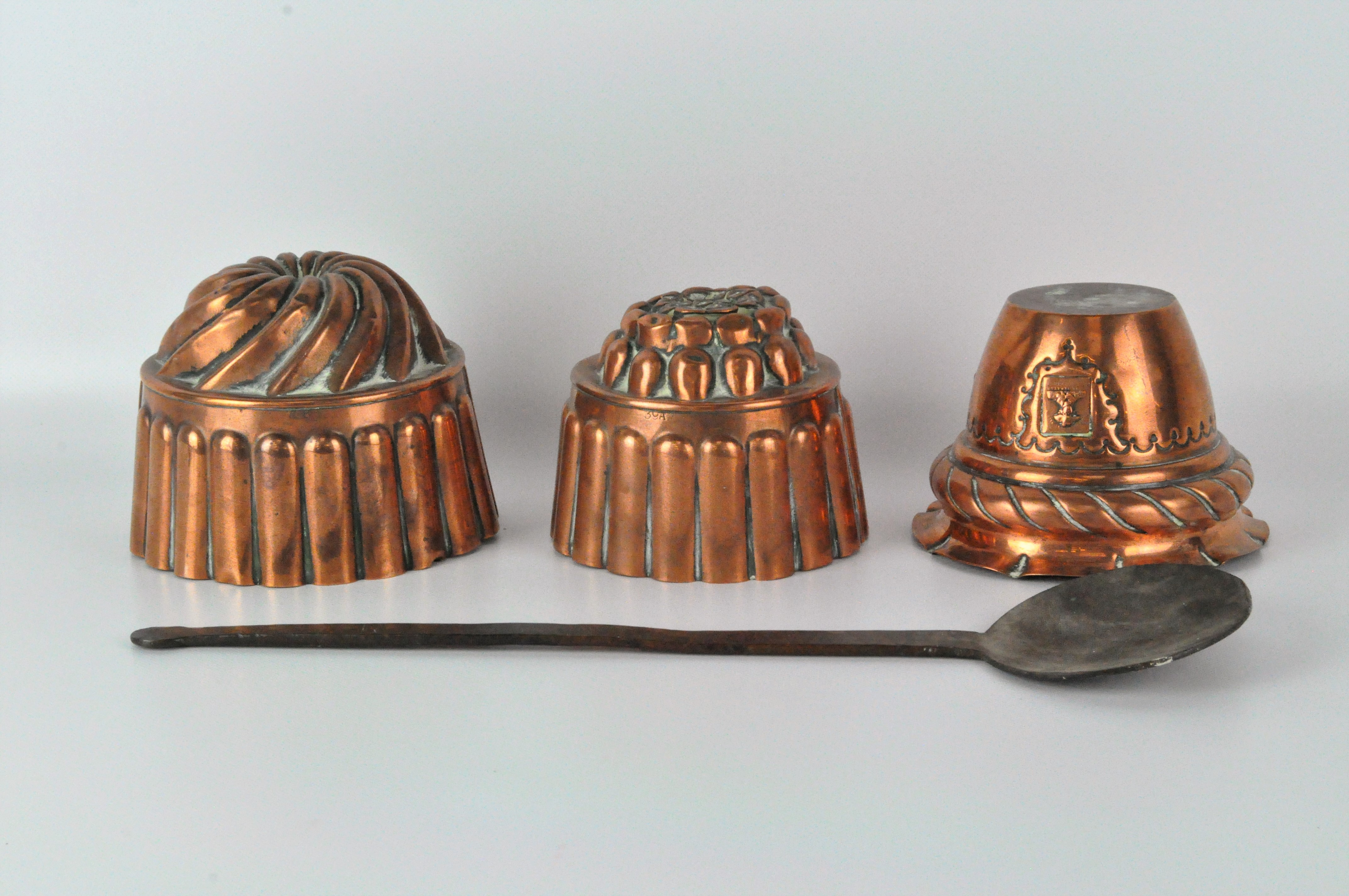 Three copper jelly moulds, of varying sizes, the largest 15cm diameter,