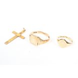 A collection of 9ct gold jewellery to include a small signet ring, size H; A gents signet ring,