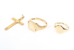 A collection of 9ct gold jewellery to include a small signet ring, size H; A gents signet ring,