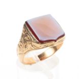 A 15ct gold gentleman's signet ring having a shield shaped agate and plaque and engraved shoulders,