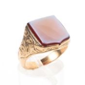 A 15ct gold gentleman's signet ring having a shield shaped agate and plaque and engraved shoulders,