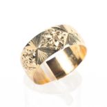 A 9ct gold wedding band with bright cut decoration, 3.2g, Size O.
