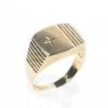 A 9ct gold gentleman's signet ring. 4.4g. Size R.