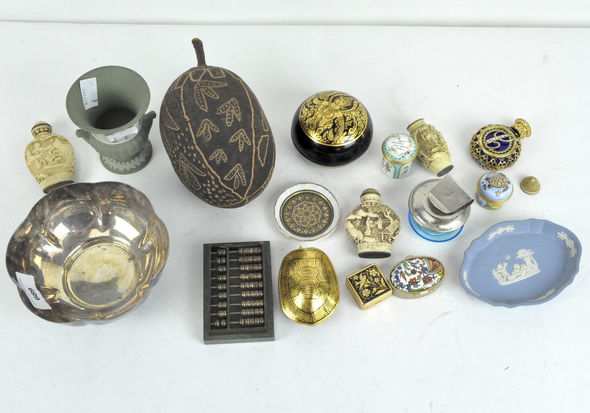 A selection of assorted collectable's including pill boxes, Chinese resin snuffbottles,