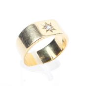 An 18ct gold gentleman's diamond set ring with single star set old cut diamond. 10g. Size Q.