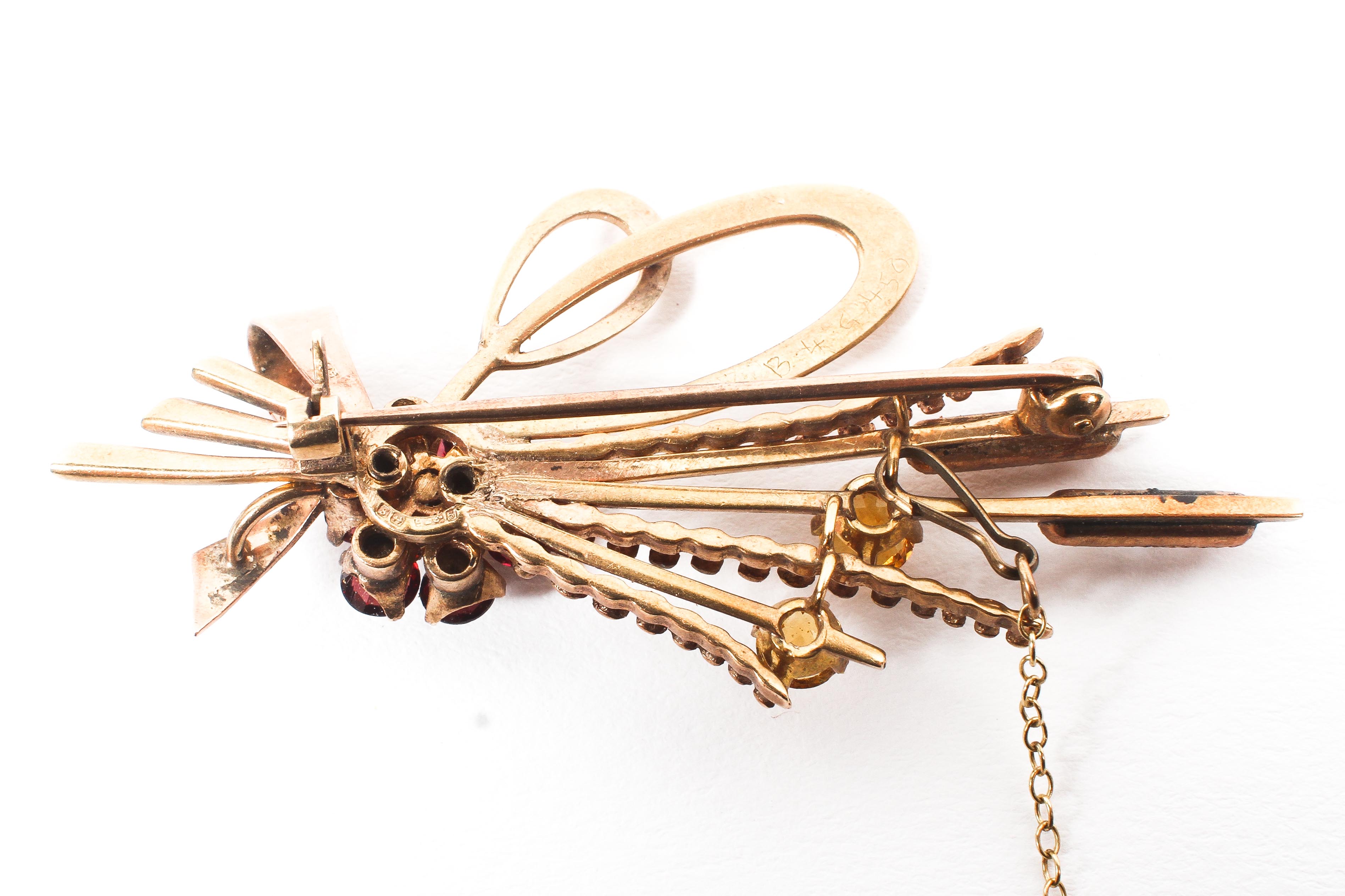 A 9ct gold garnet set bullrush brooch - Image 2 of 2