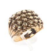 A 9ct gold gentleman's ring, size P, 9g.