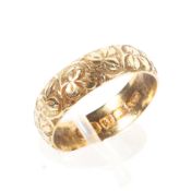 An 18ct gold wedding band, Size R, 4.9g.