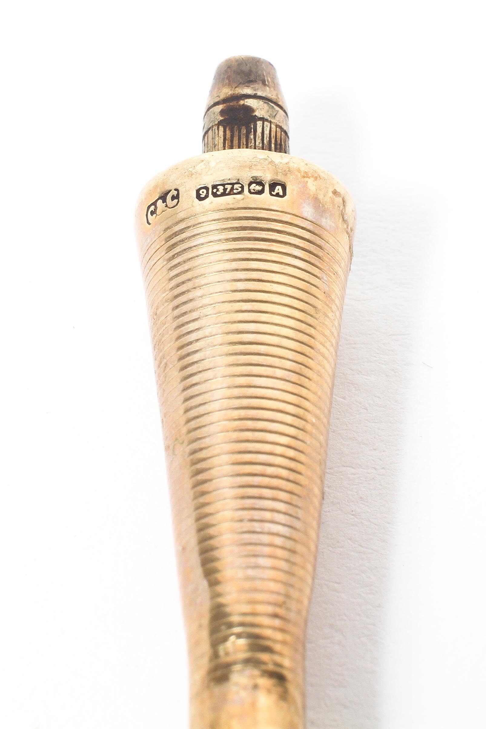 A 9ct gold cheroot holder, of ribbed design. Gross 6.5g. - Image 2 of 2