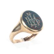 A 9ct gold gentleman's signet ring set with oval bloodstone plaque. 6.0g.