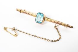 A gem set yellow metal bar brooch, 2.5g.