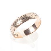 A 9ct rose gold wedding band with engraved decoration. Size P, 2g.