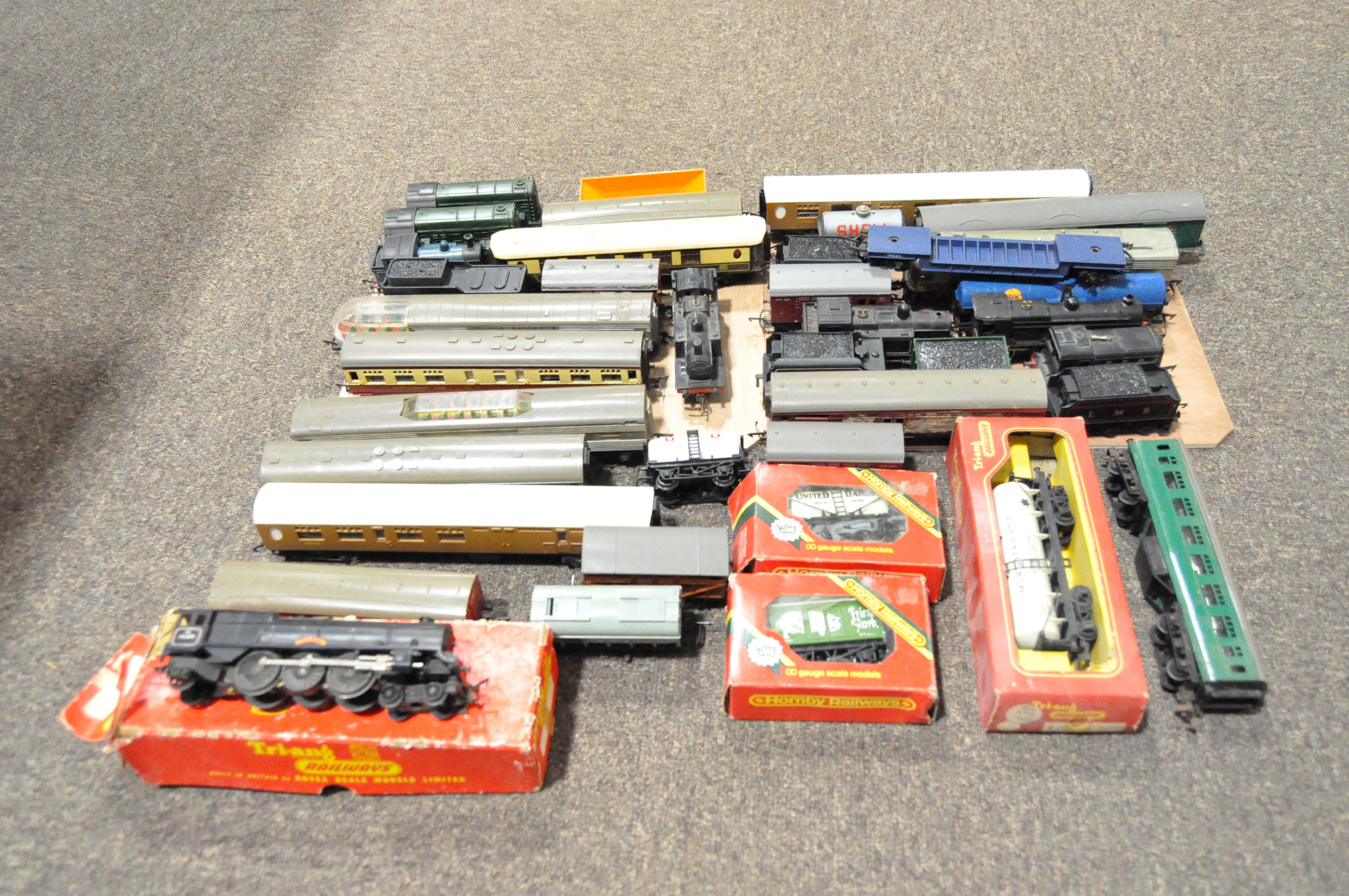 A collection of model railway vehicles, track and accessories, - Image 2 of 10