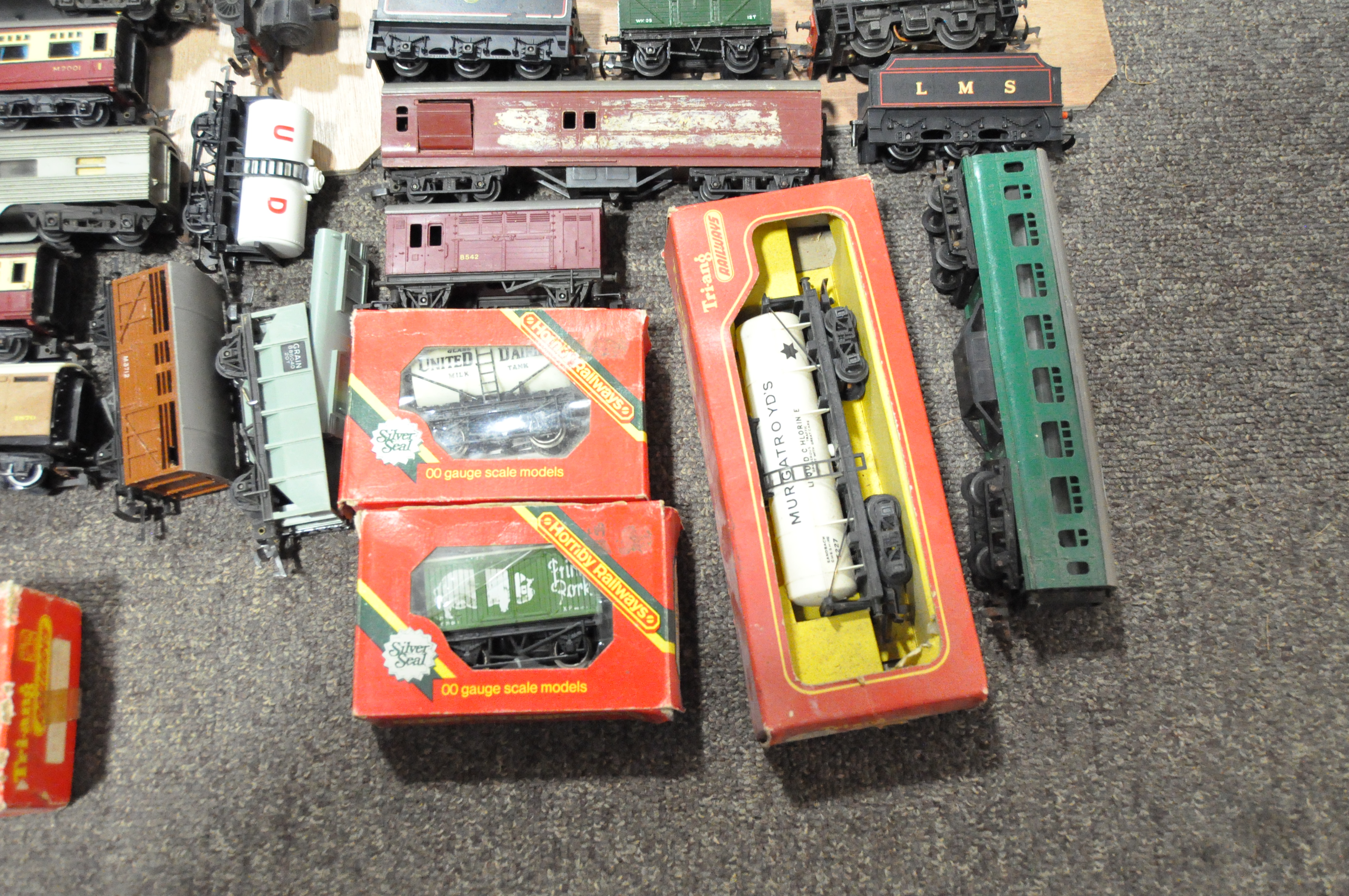 A collection of model railway vehicles, track and accessories, - Image 9 of 10