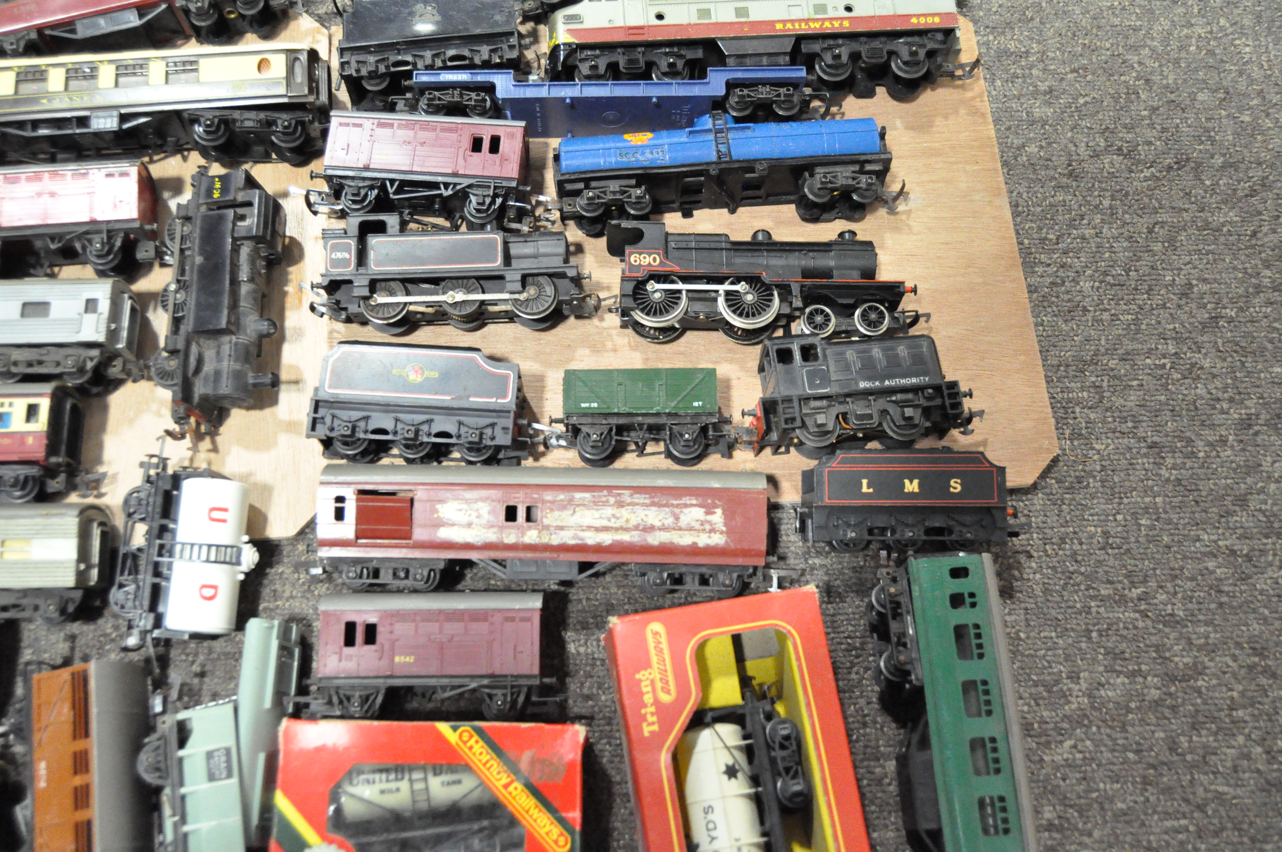 A collection of model railway vehicles, track and accessories, - Image 8 of 10