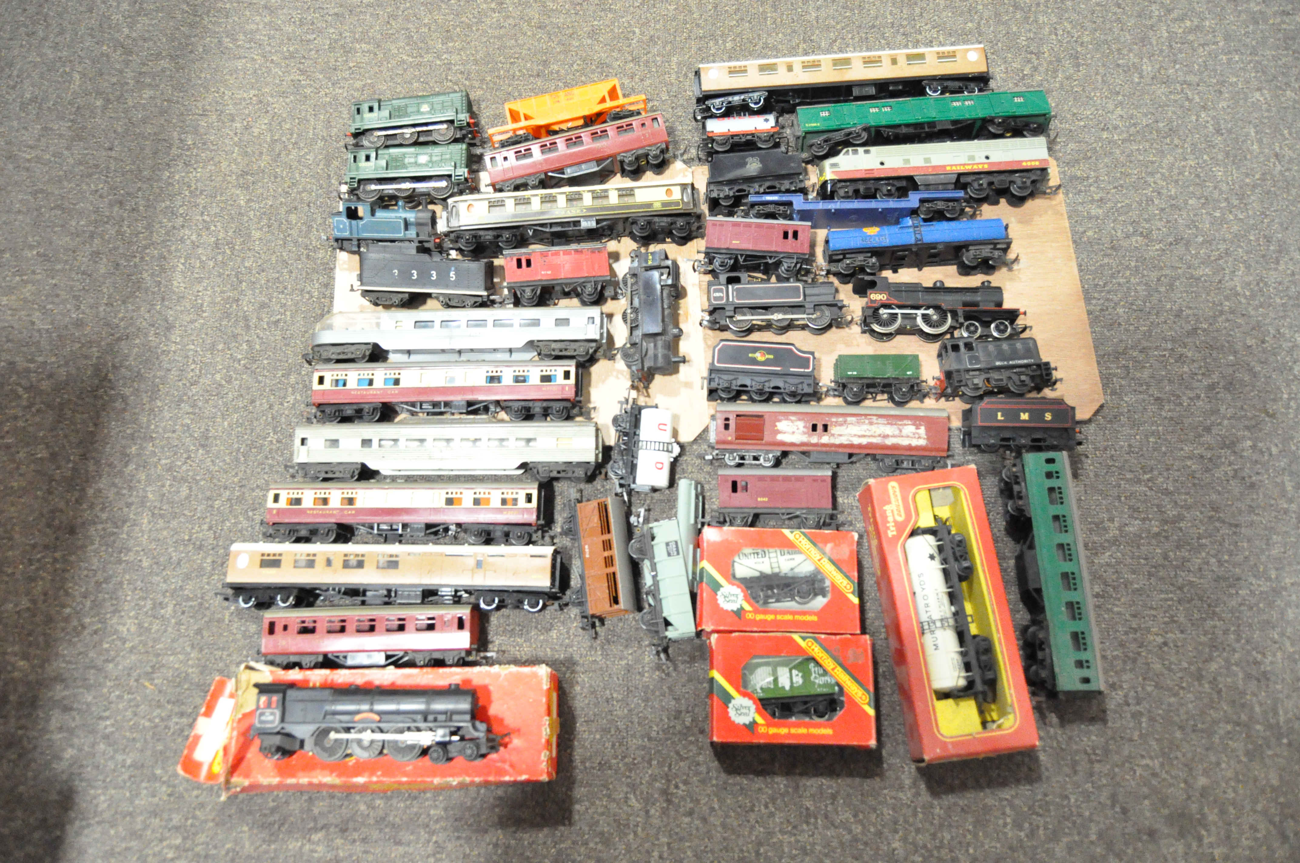 A collection of model railway vehicles, track and accessories, - Image 3 of 10