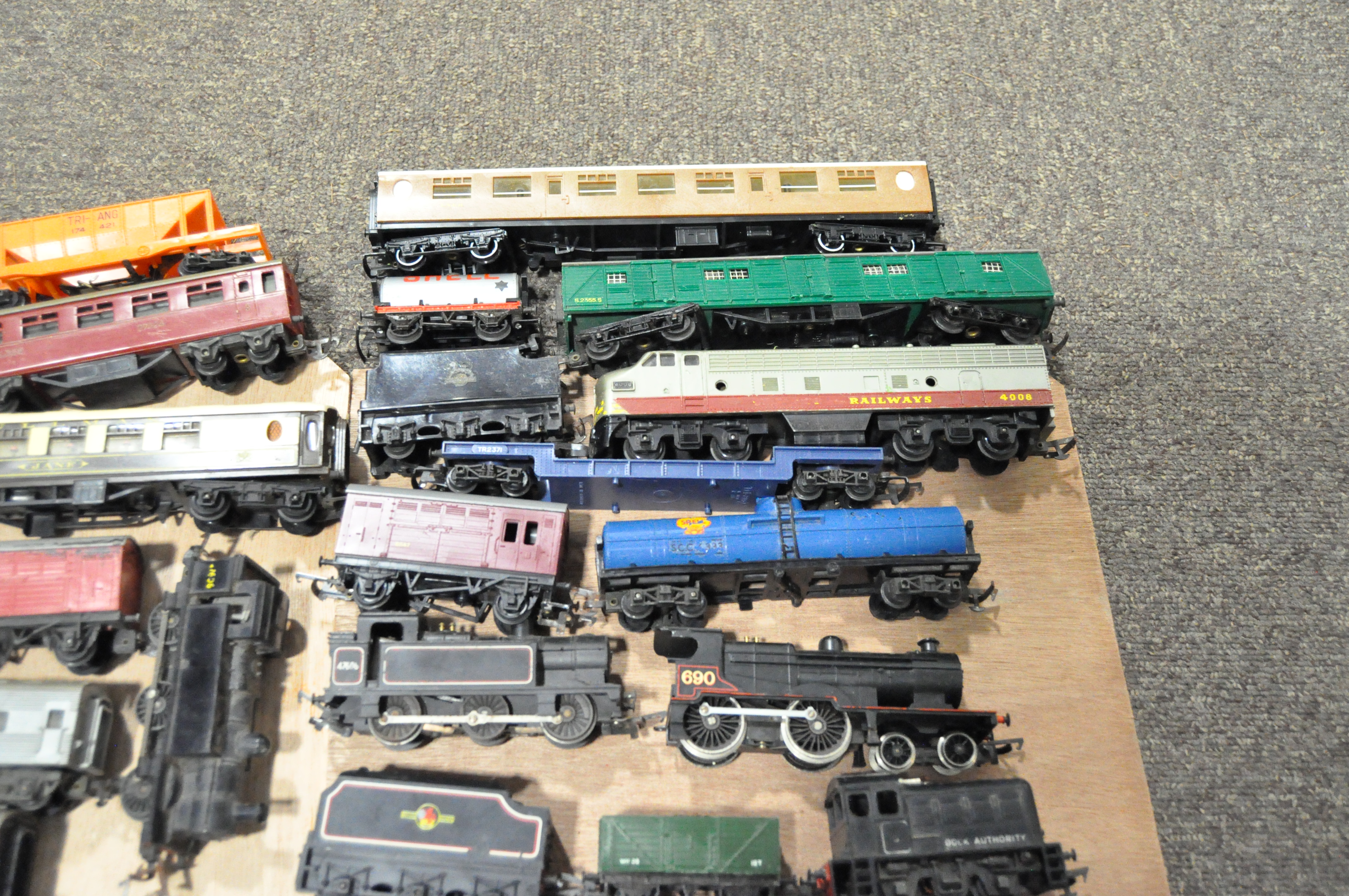 A collection of model railway vehicles, track and accessories, - Image 7 of 10