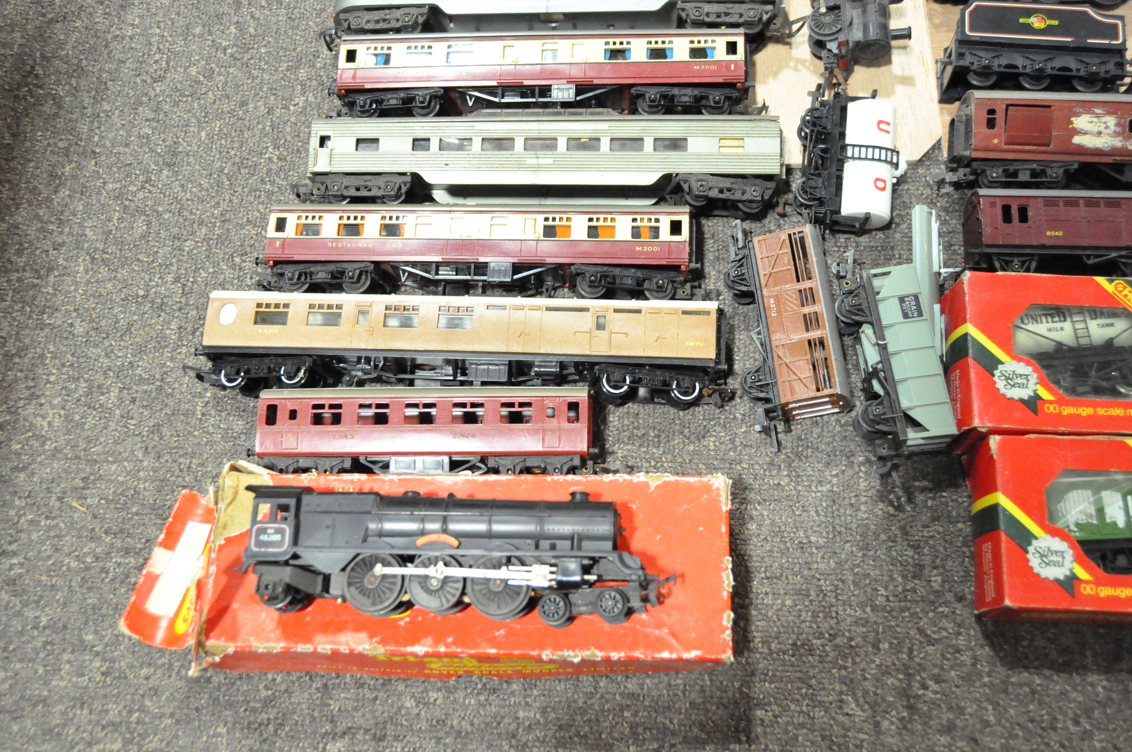 A collection of model railway vehicles, track and accessories, - Image 4 of 10