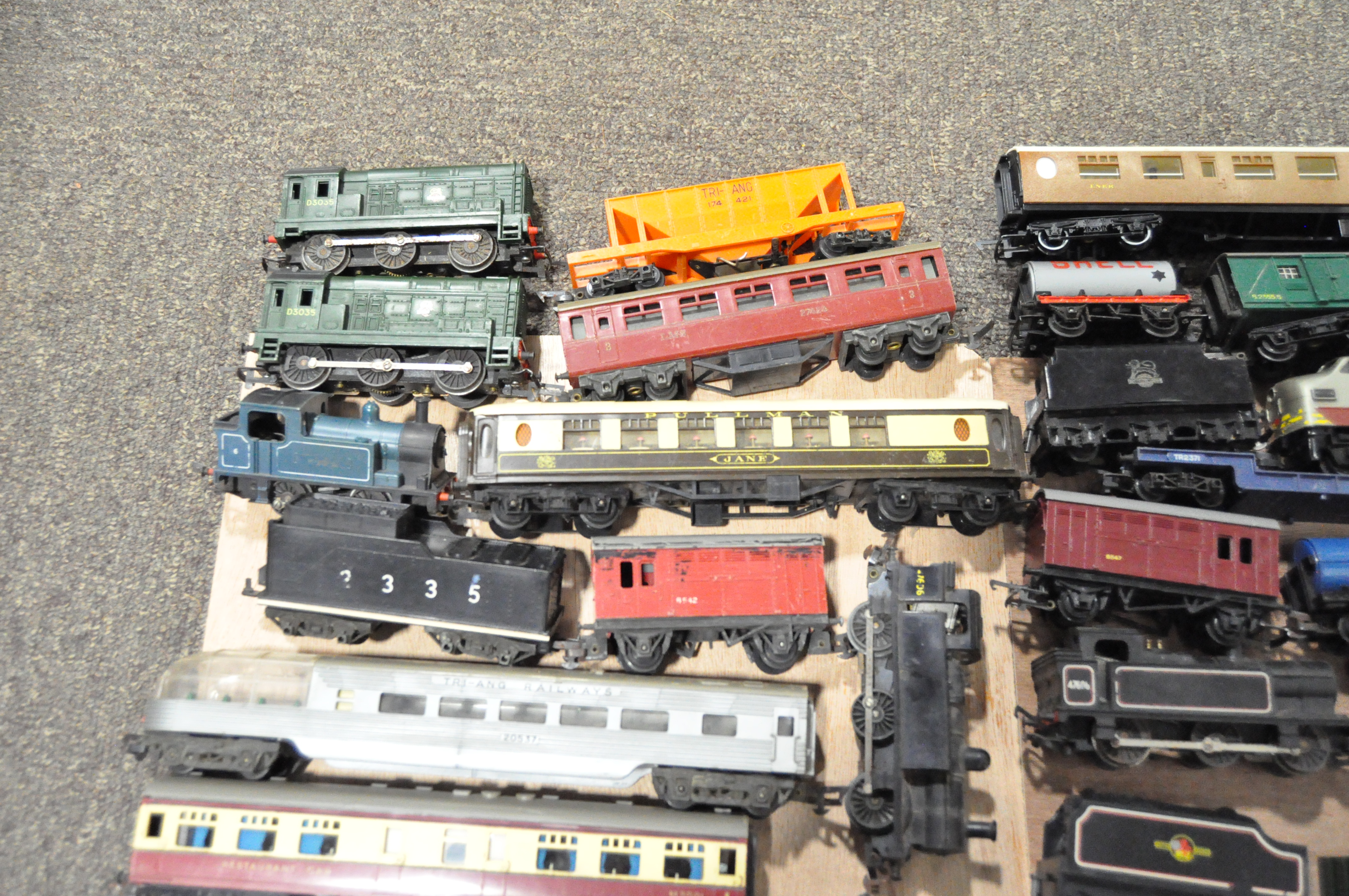 A collection of model railway vehicles, track and accessories, - Image 6 of 10