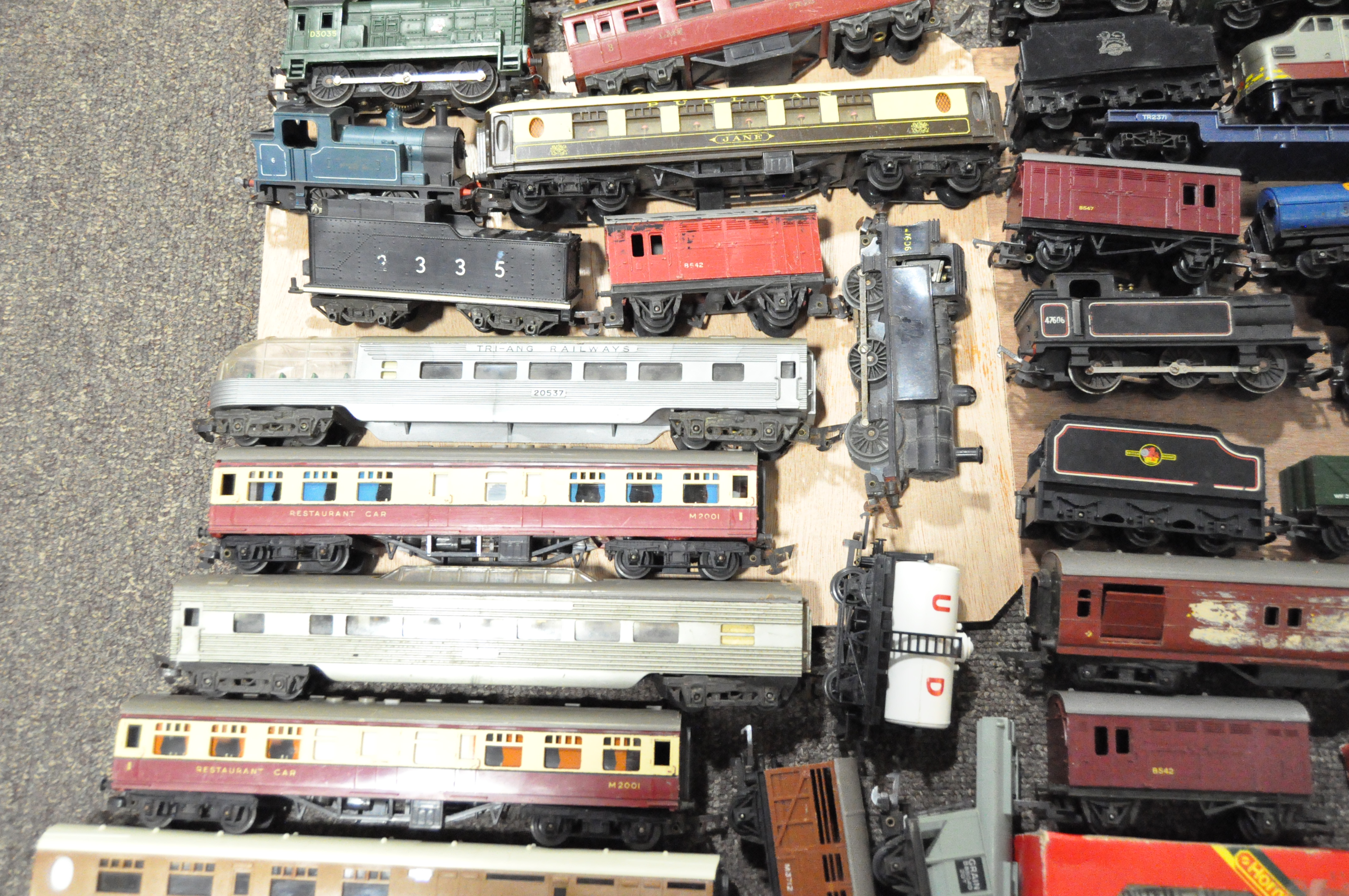 A collection of model railway vehicles, track and accessories, - Image 5 of 10