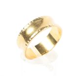 An 18ct gold wedding band,