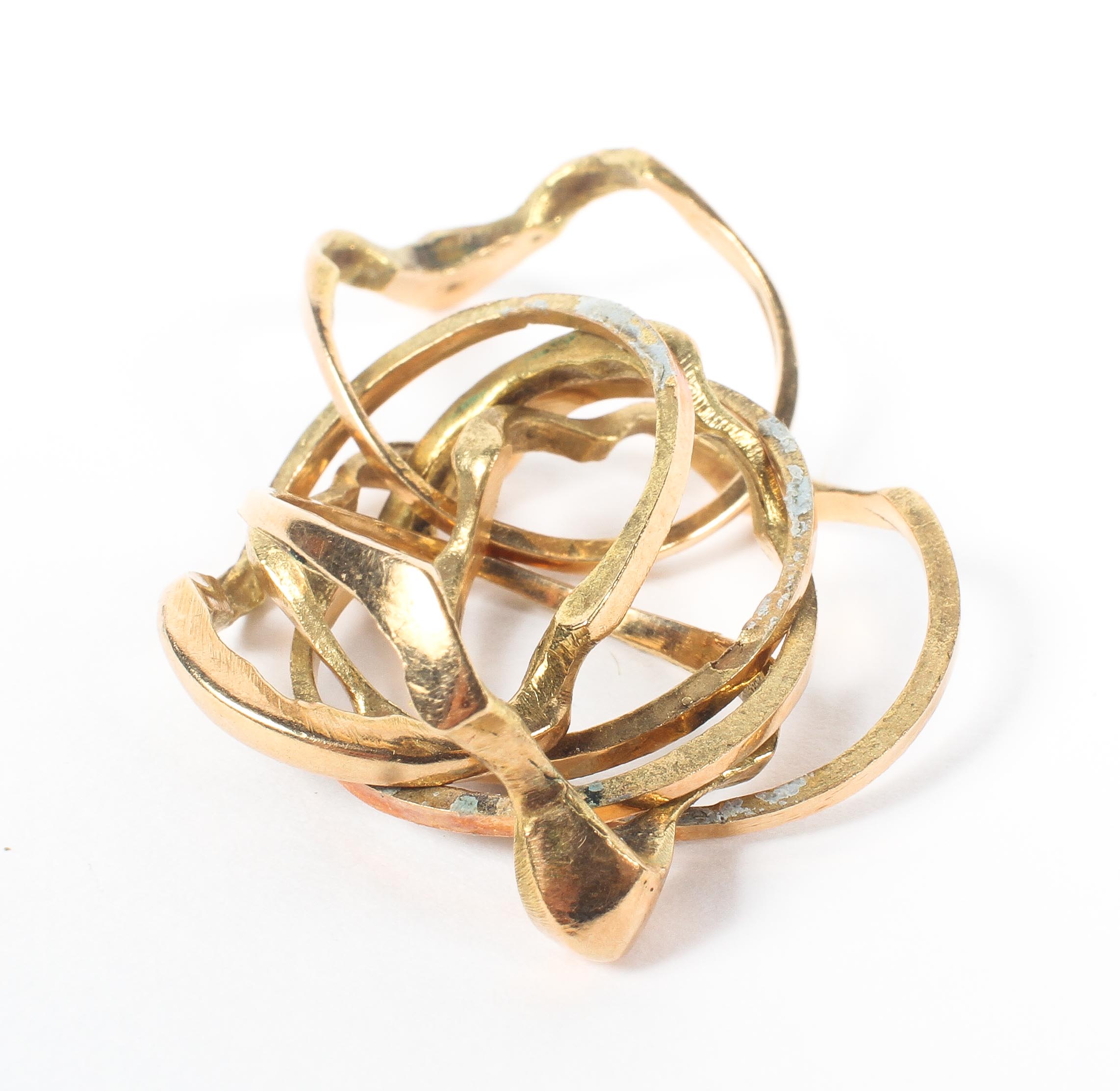 An unmarked yellow metal puzzle ring. 9.0g. - Image 2 of 2