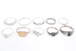 A collection of sterling silver and white metal 925 stamped rings. 20g.