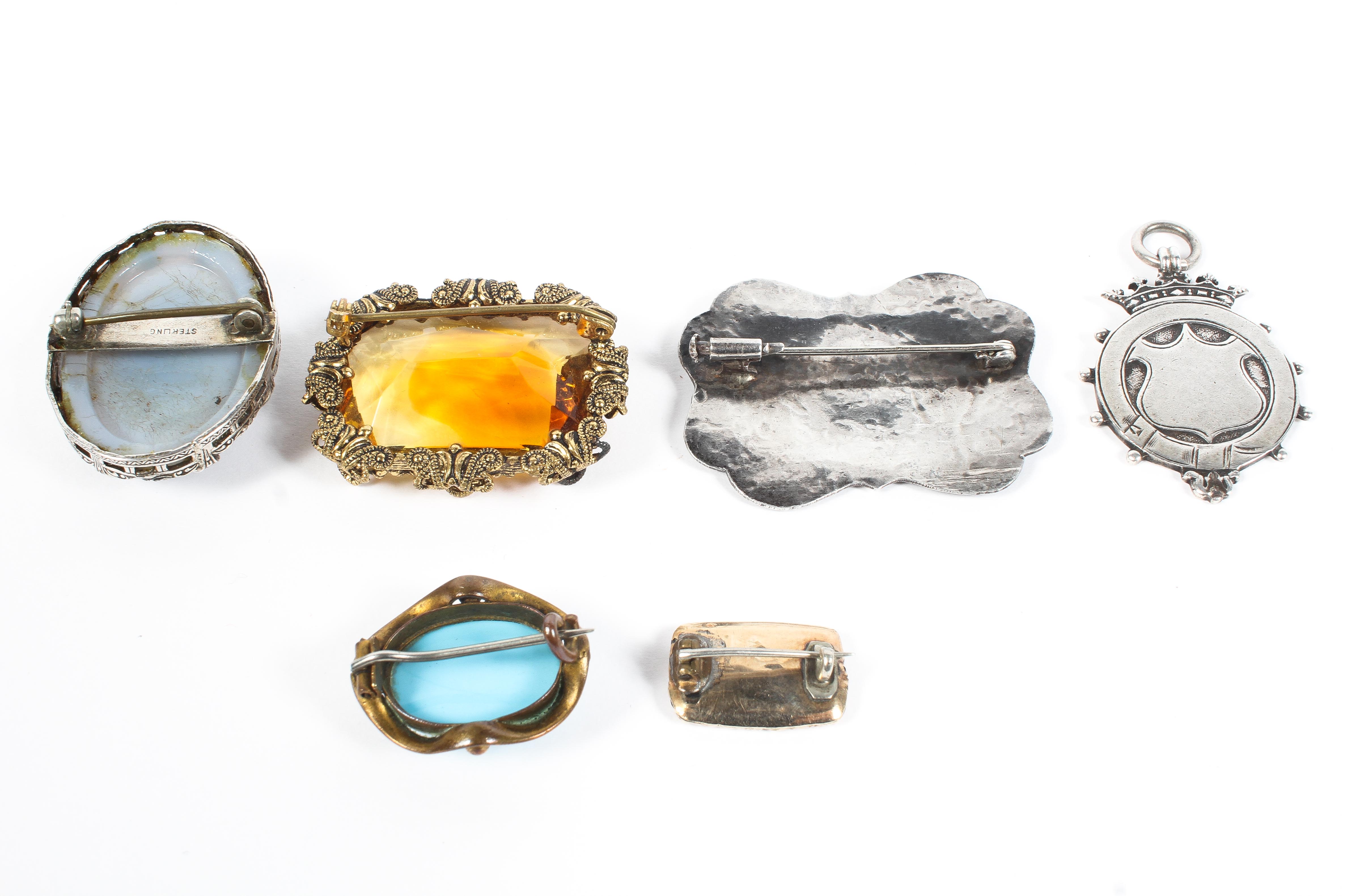 A selection of unmarked white and yellow metal jewellery, including: a moulded glass brooch, - Image 2 of 2