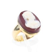 An 18ct gold gentleman's shell cameo ring. 8.7g. Size K.