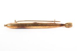 An unmarked yellow metal torpedo brooch engraved Talles 1910. 2.8g. 6cm.