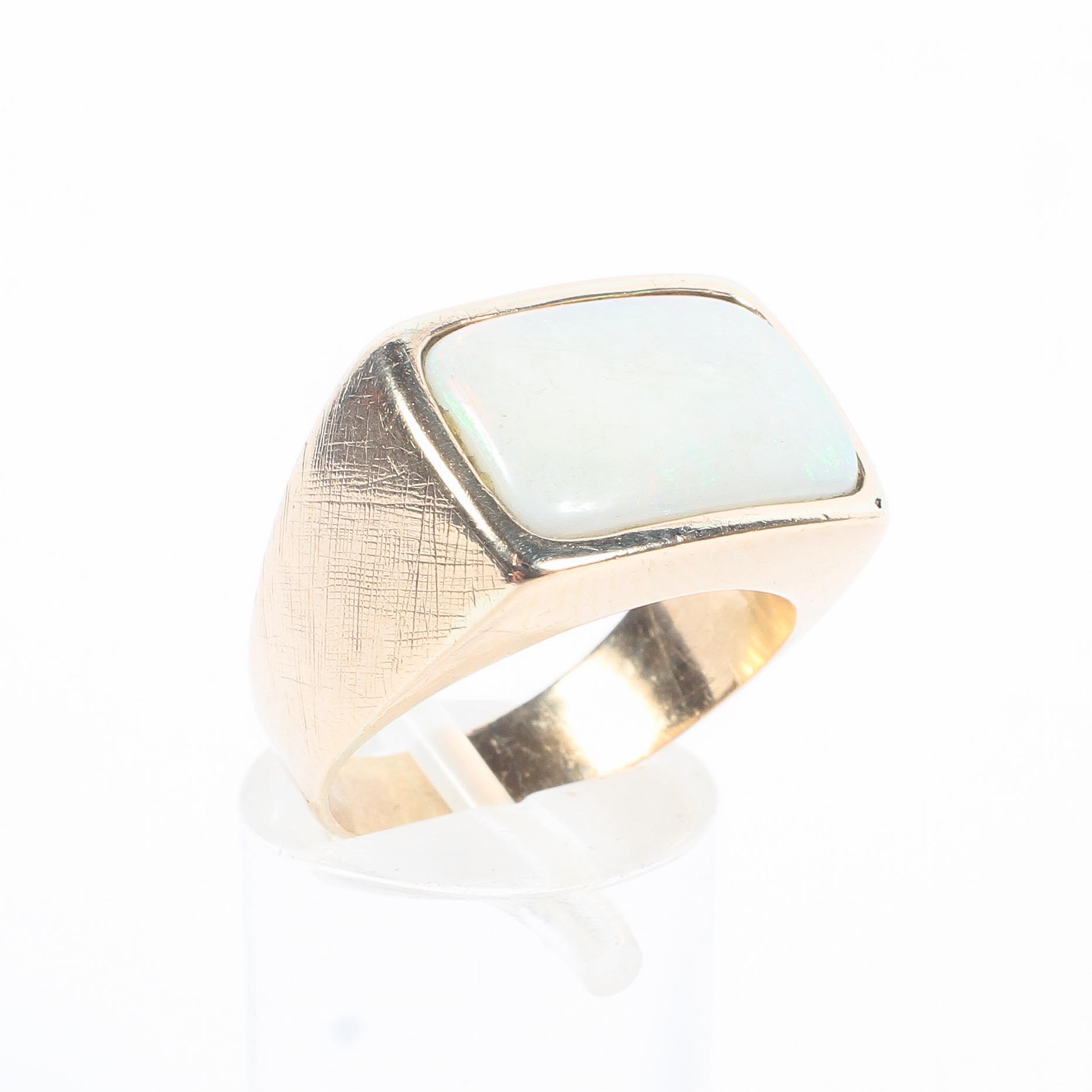 A 14ct gold gentleman's opal panel ring. 7.3g Size O.