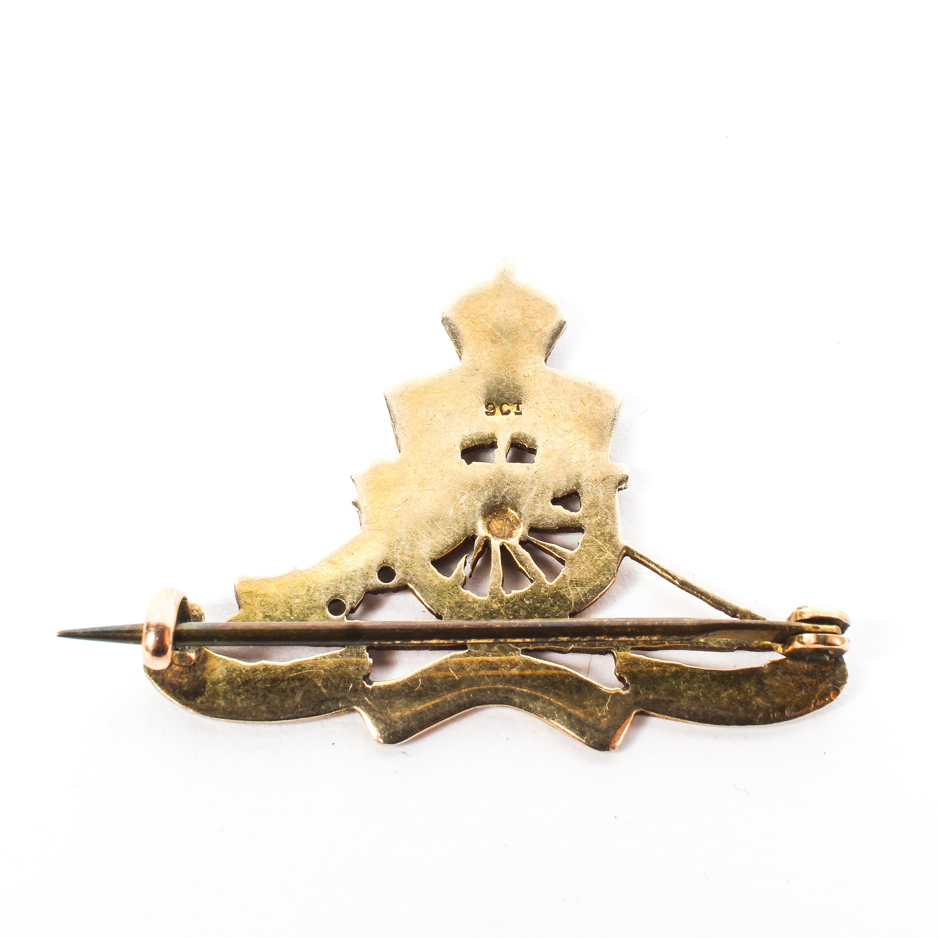 A 9ct gold sweet hearts artillery brooch with enamel decoration. 4g. - Image 2 of 2