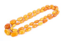 A strand of graduated honey amber beads. 150g. 110cm.
