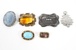 A selection of unmarked white and yellow metal jewellery, including: a moulded glass brooch,