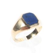 A 9ct gold gentleman's signet ring set with lapis lazuli panel,