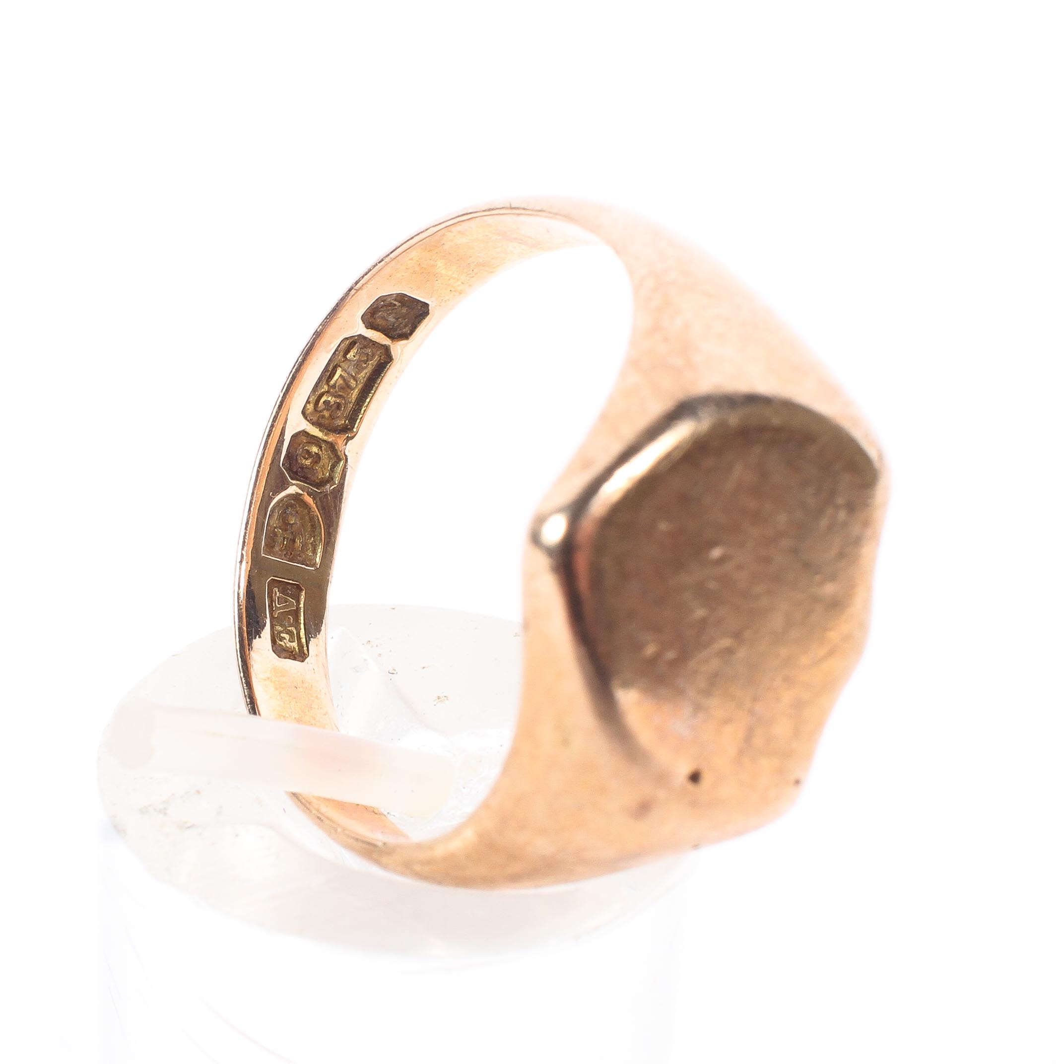 A 9ct rose gold signet ring with shield shaped cartouche. 5.1g. Size N. - Image 4 of 4