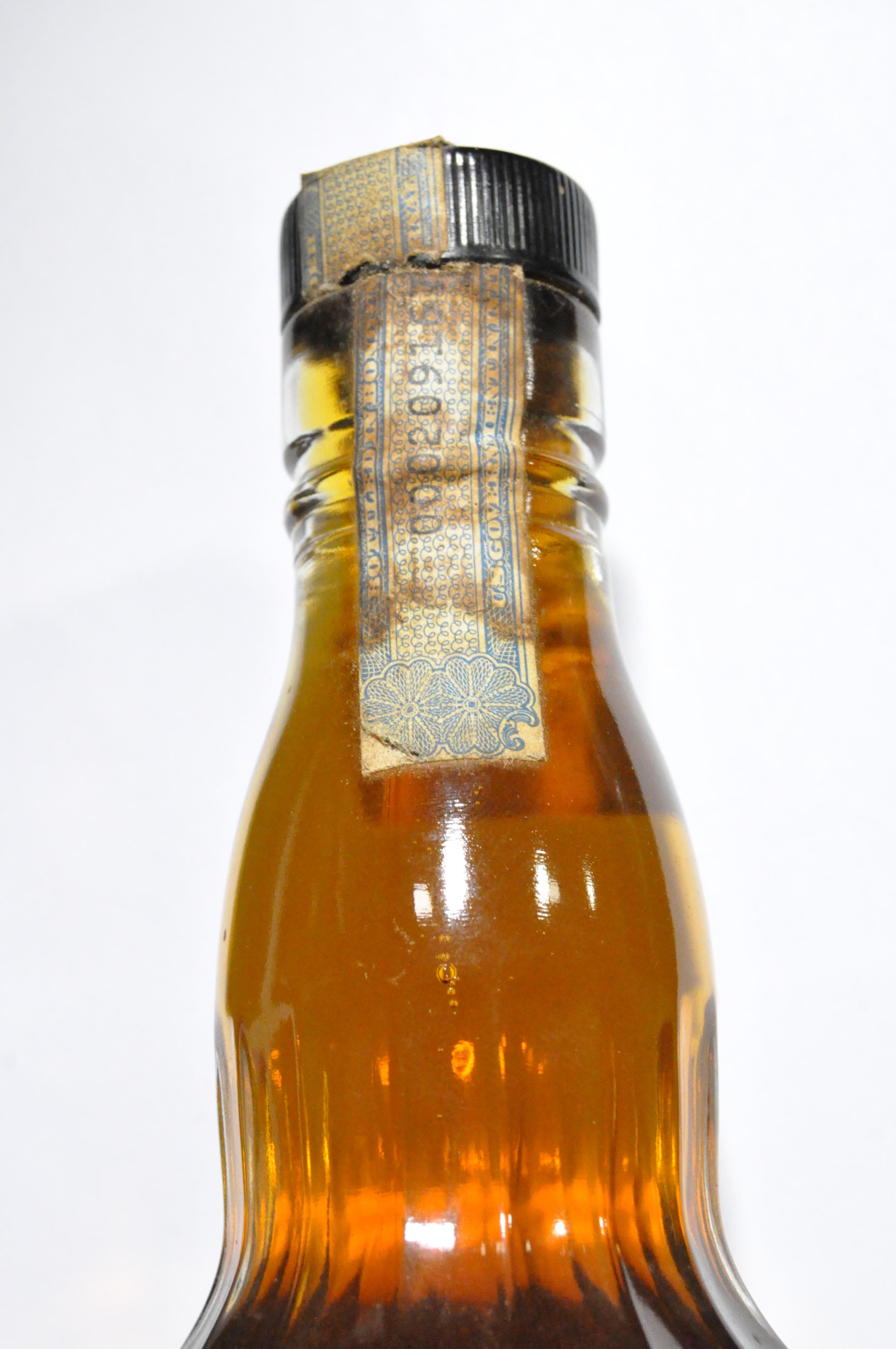 A single bottle of 5 year old Old Crow Kentucky straight Bourbon whiskey, 86 proof 43 gl, - Image 3 of 5