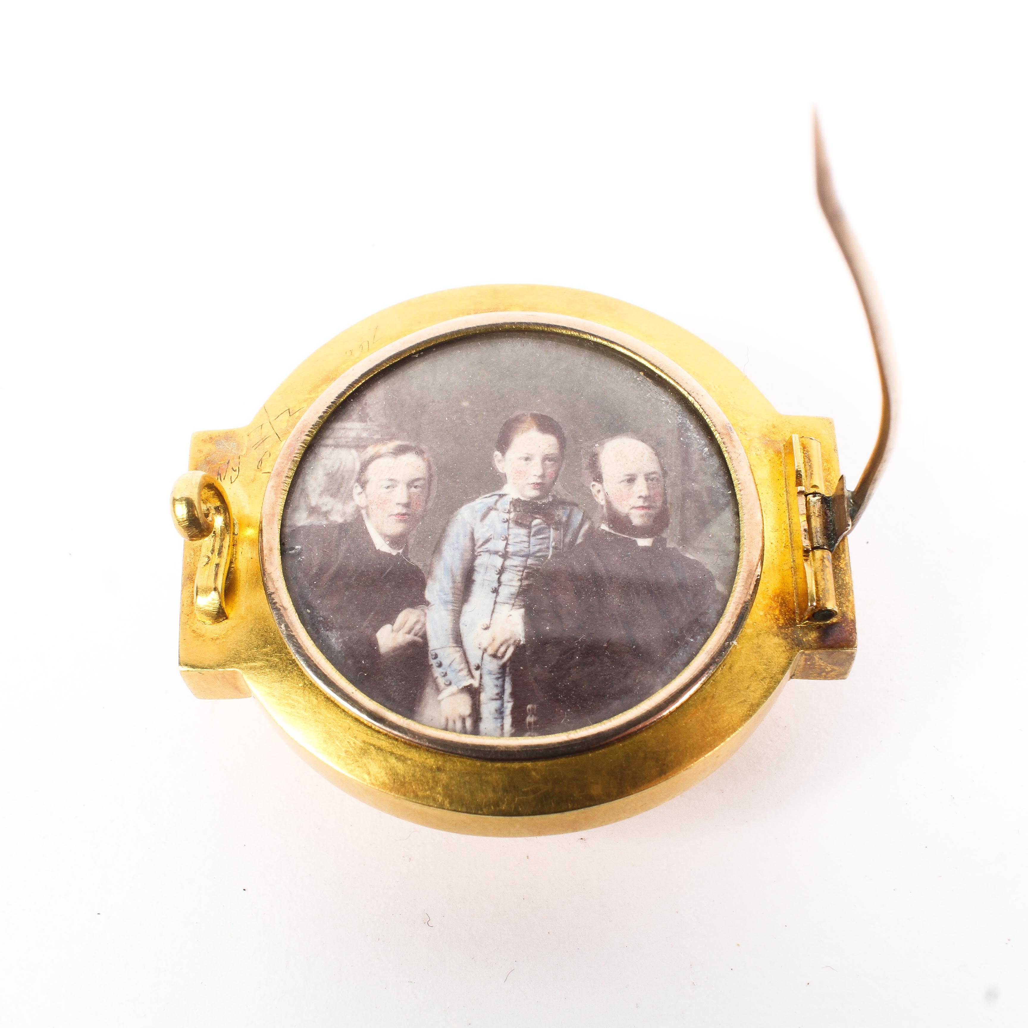 An unmarked yellow metal/pinchbeck circular mourning brooch. With glass aperture to reverse. 19g. - Image 2 of 2