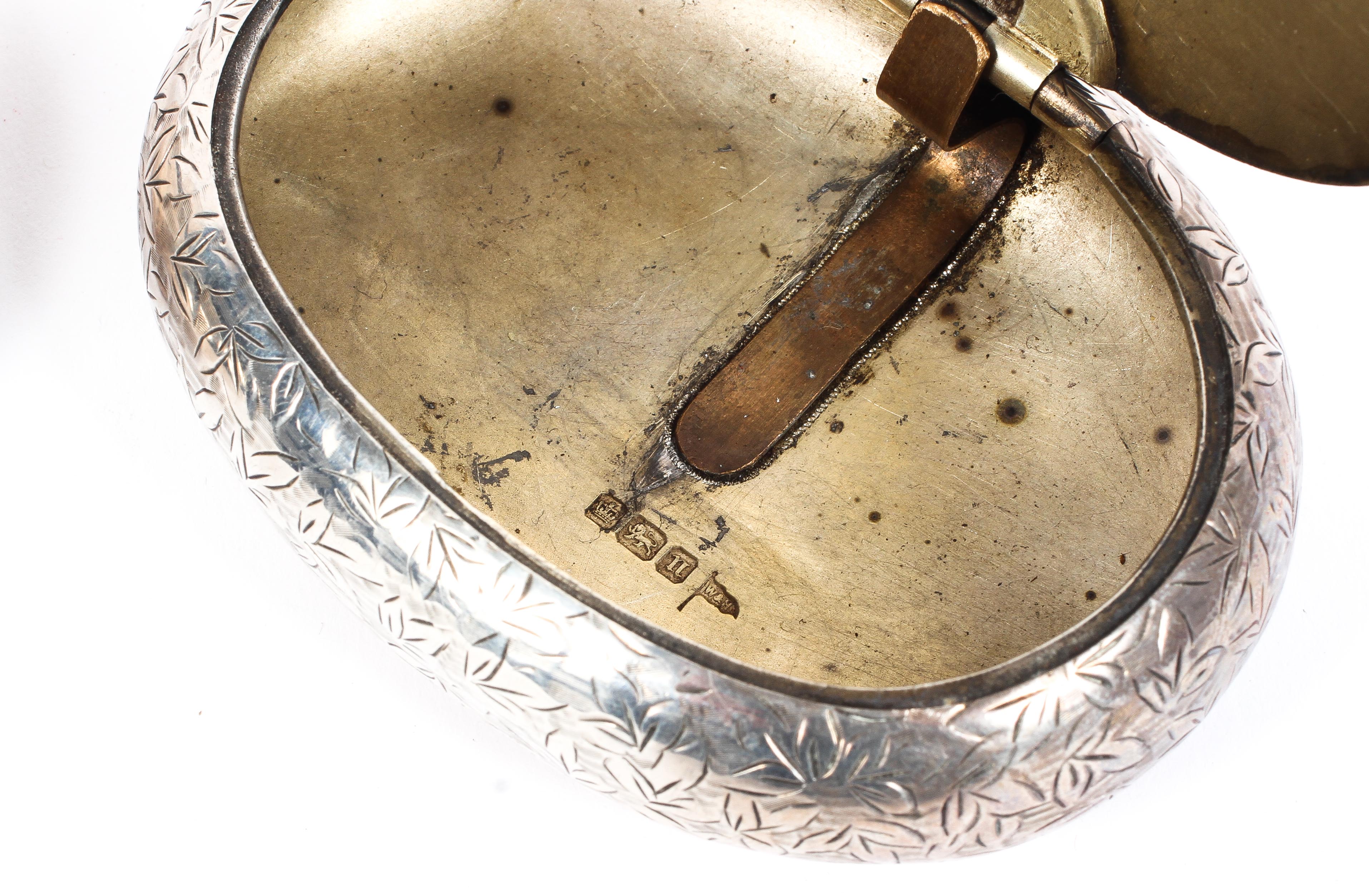 Three silver snuff boxes of oval form, each with squeeze opening mechanism, - Image 3 of 3