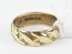 A ladies 9ct gold band, decorated with hammered ribbonesc detail, 3g.