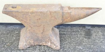 A large heavy early late 19th/early 20th centruy Blacksmiths metal anvil,